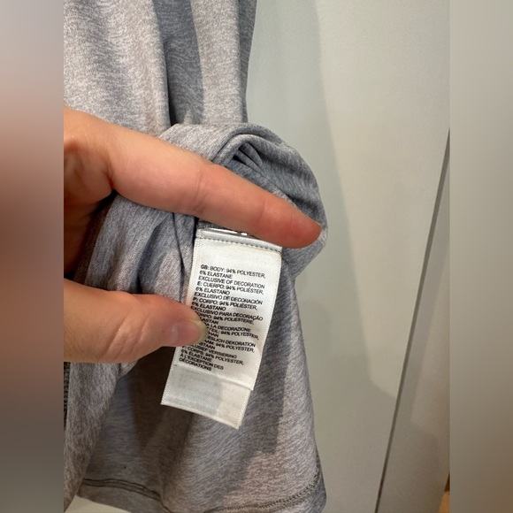 Grey north face athletic tshirt size small, very comfy - Picture 4 of 5
